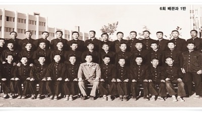 1975년 6회 배관과1반 교정에서