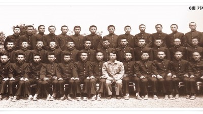 1975년 6회 기계과2반 교정에서